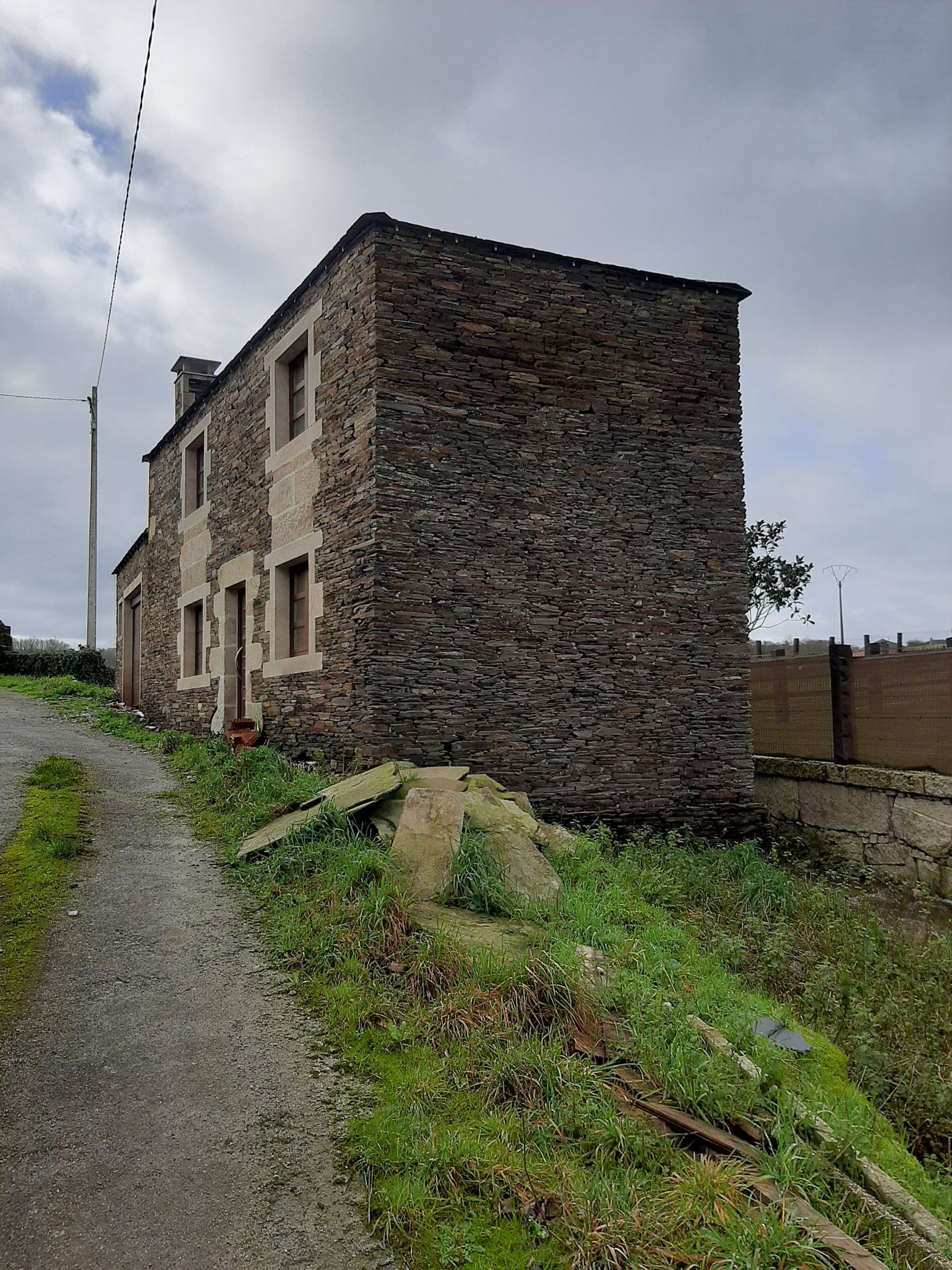 Rehabilitación de vivienda pública unifamiliar en núcleo rural en el entorno de Lugo